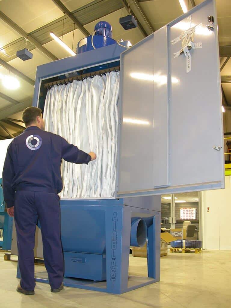 Blast room dust extraction bag filter